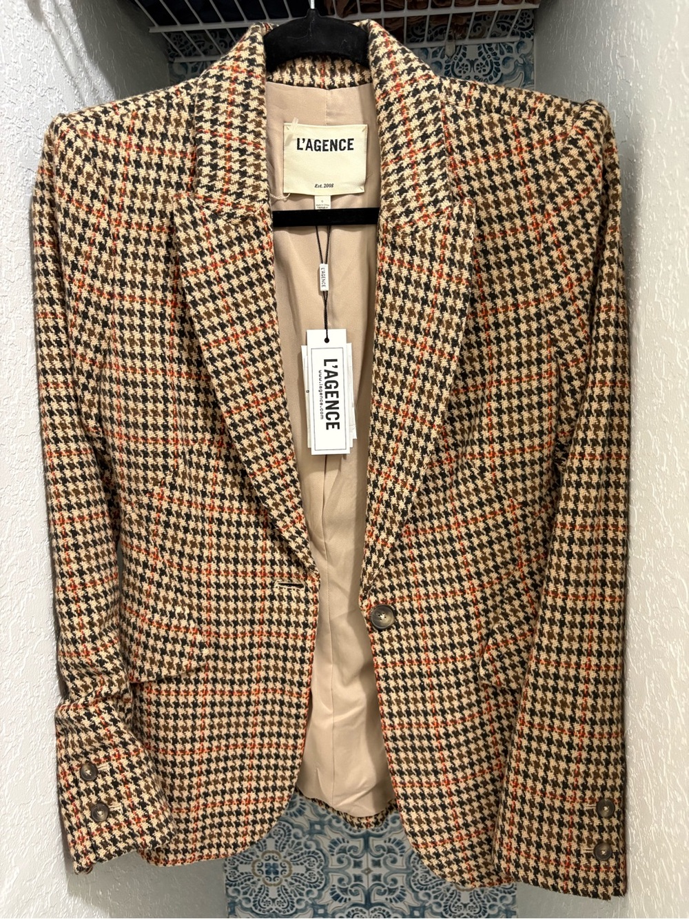 L'AGENCE Houndstooth Wool Blend Blazer in Camel & Black